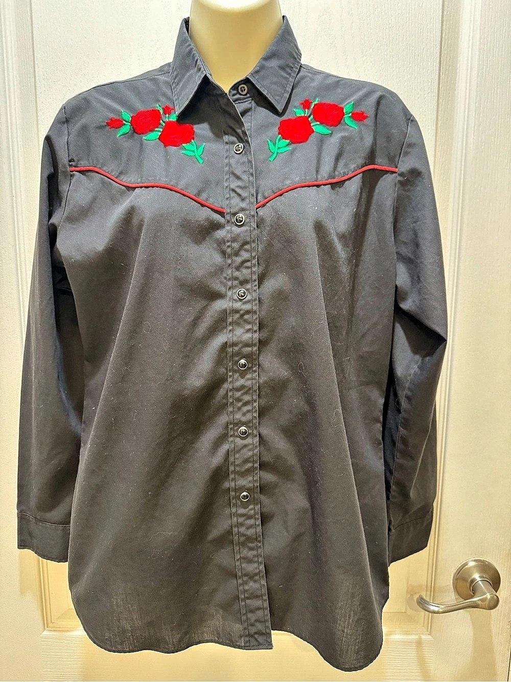 Country Charm Women's Embroidered Western Shirt Medium. Has snap buttons